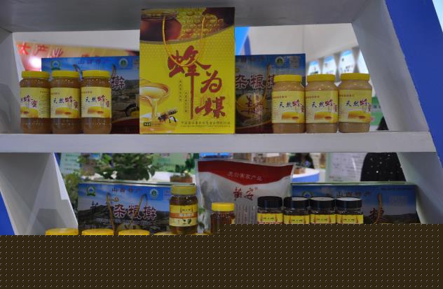 陽泉市委副書記王旭明視察農(nóng)博會(huì)陽泉展廳(圖4)